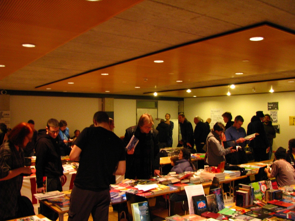Mit etwa 150 Interessierten Menschen waren die Veranstalterinnen und Veranstalter in Winterthur durchaus zufrieden – die weltweit erste anarchistische Buchmesse in London hatte ihrerzeit einen sehr viel schwierigeren Start.