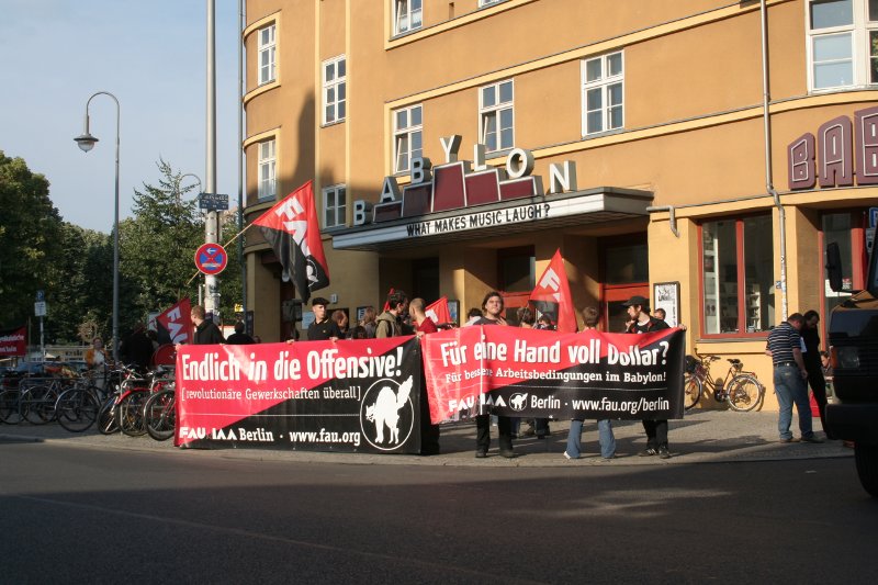 Protestaktion vorm Kino Babylon Mitte in Berlin (Foto: O. Wolters)