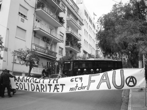 Athen, 29. Januar: Rund 60 Menschen protestierten vor der deutschen Botschaft gegen das de facto-Gewerkschaftsverbot. Im Umfeld der Kundgebung standen zahlreiche Sondereinsatzkräfte der Polizei bereit.