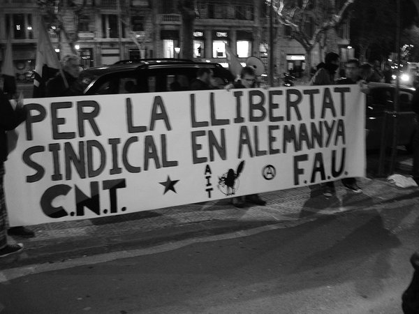 Barcelona, 29. Januar: Mehr als 50 Menschen folgten dem Aufruf der CNT Barcelona und versammelten sich vor dem deutschen Konsulat, um Gewerkschaftsfreiheit in Deutschland zu fordern.