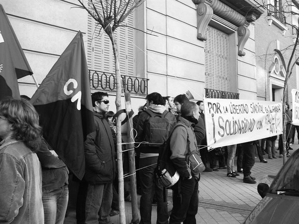 Madrid, 30. Januar: Kundgebung der CNT Madrid vor der deutschen Botschaft mit rund 50 TeilnehmerInnen. Neben der CNT Madrid nahmen auch Delegierte eines an diesem Tag stattfindenden landesweiten CNT-Plenums teil.