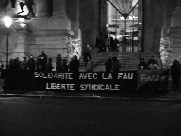 Paris, 11. Februar: Einige Dutzend Mitglieder der CNT-F protestierten vor der deutschen Botschaft mit einer Kundgebung und einem Livekonzert von Fred Alpi.