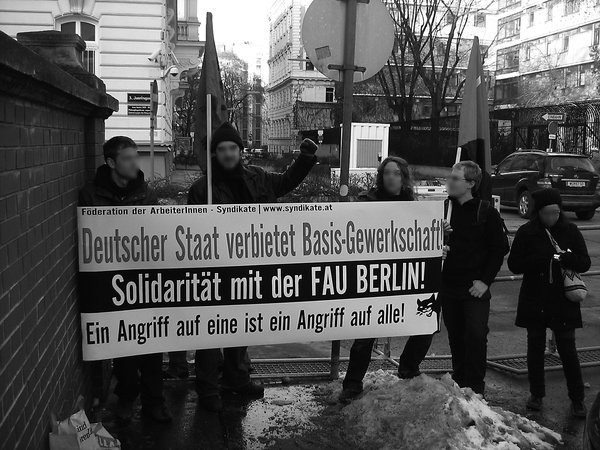Wien, 29. Januar: Ein Dutzend Mitglieder der Föderation der ArbeiterInnen-Syndikate (FAS) protestierte vor der deutschen Botschaft gegen das de facto-Gewerkschaftsverbot.