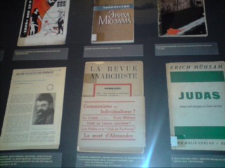 Mühsams Bücher hatten einen großen Einfluss auf die libertären Bewegungen seiner Zeit; bereits 1932 waren viele seiner Werke in 14 verschiedene Sprachen übersetzt worden (Foto von der Mühsam Ausstellung im Buddenbrookhaus) 