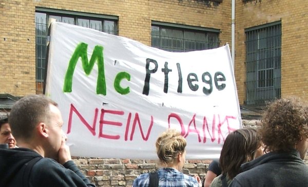 Protest gegen Lohnkürzungen bei den Berliner ambulanten diensten e.V. im Sommer 2008