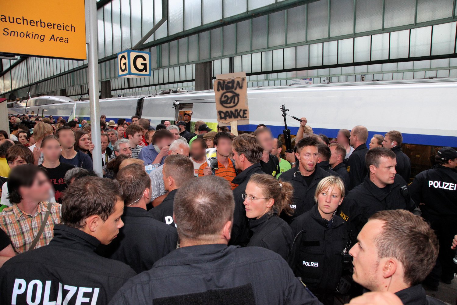 Protest im Bahnhof am Tag X (Foto: Thomas Trueten, Umbruch Bildarchiv Berlin)
