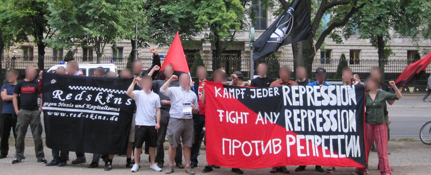 Soli-Aktion der ASJ Berlin vor der russischen Botschaft für zwei in Russland verhaftete Antifaschisten
