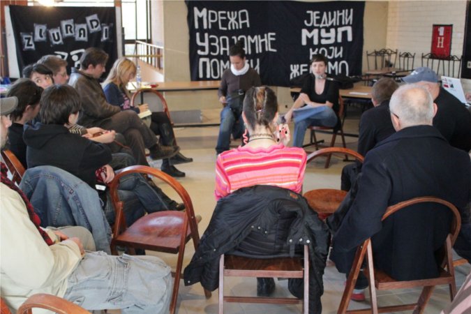 Junge und ältere AktivistInnen während eines Workshops (Foto von Leonidas Halkidis) 