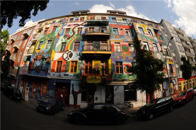 Eines der Hausprojekte in Friedrichshain an der Kreutziger Straße, welches aus den Häuserkämpfen in Ost-Berlin hervorgegangen ist (Quelle: http://www.lichtblick-kino.org/Downloads/20_Jahre_Mainzer.zip) 