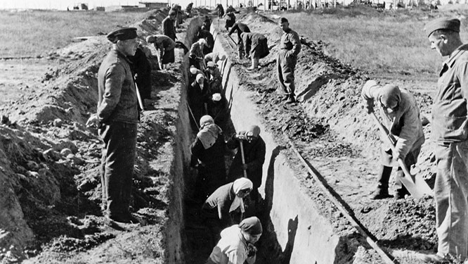 Zwangsarbeiterinnen auf der Baustelle eines Kfz-Instandsetzungswerks unter der Leitung von Daimler-Benz in Minsk, September 1942 (© Daimler AG, Archive und Sammlung)
