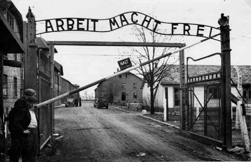 „Diese Worte vor dem Eingang der Konzentrationslager, hier Auschwitz, veranschaulichen wohl am besten den perversen Arbeitsfetisch der NS-Ideologie“