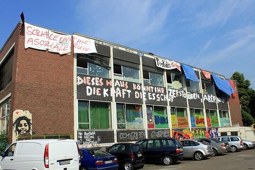 Das AZ in Köln-Kalk - groß, aber fast nicht groß genug für den BesucherInnenansturm zum diesjährigen Treffen der „Rotzfrechen Asphalt Kultur“