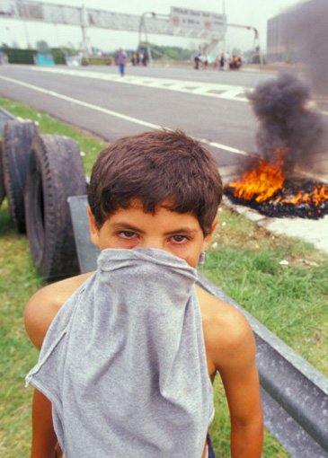 Junger Piquetero bei einer Straßenblockade (Foto: Andrew Stern)