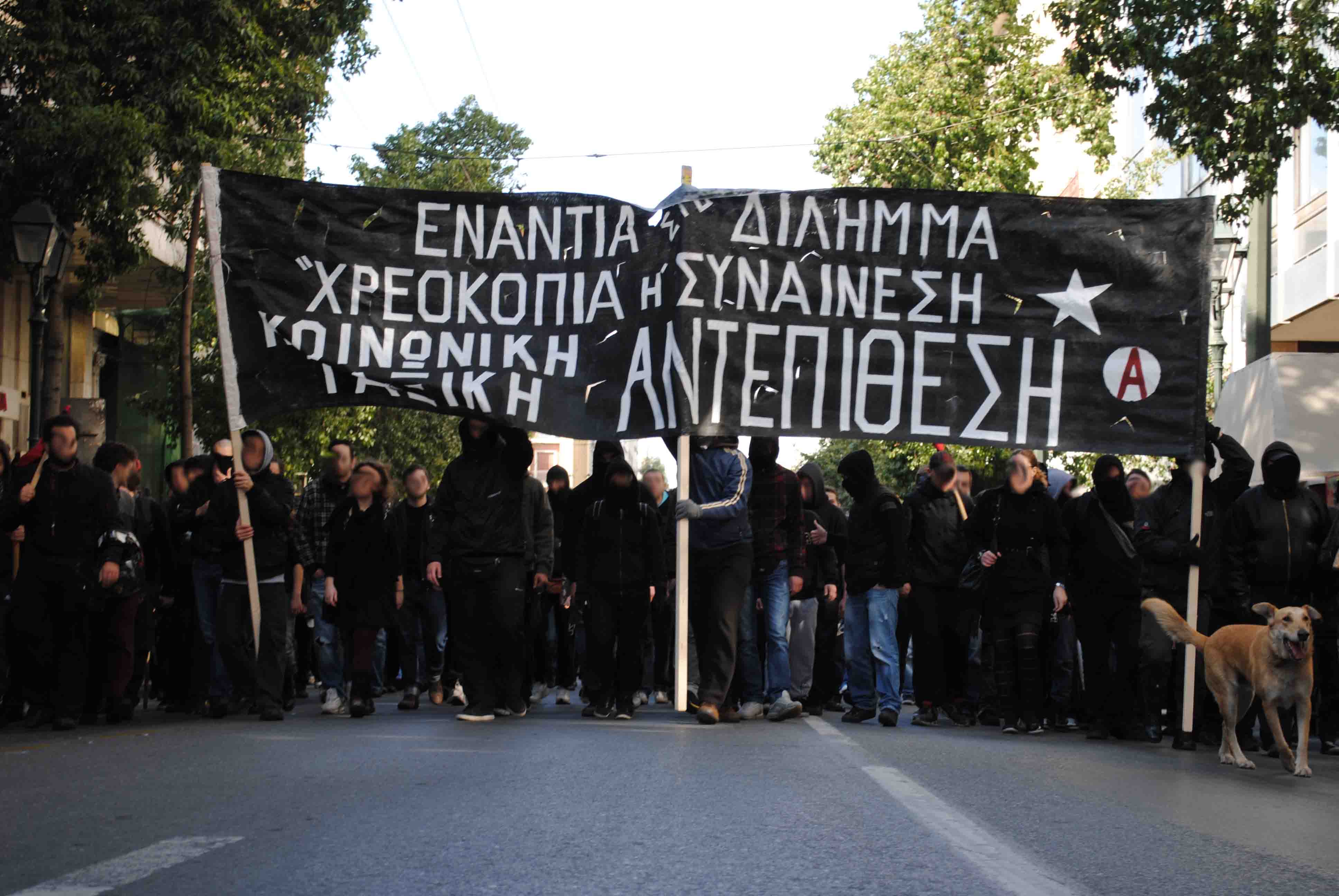 Fronttransparent einer anarchistischen Demonstration am 4.2. in Athen: Gegen das Dilemma „Einwilligung oder Pleite“ – Gegenangriff von Gesellschaft und Klasse (Quelle: Indymedia Athens)