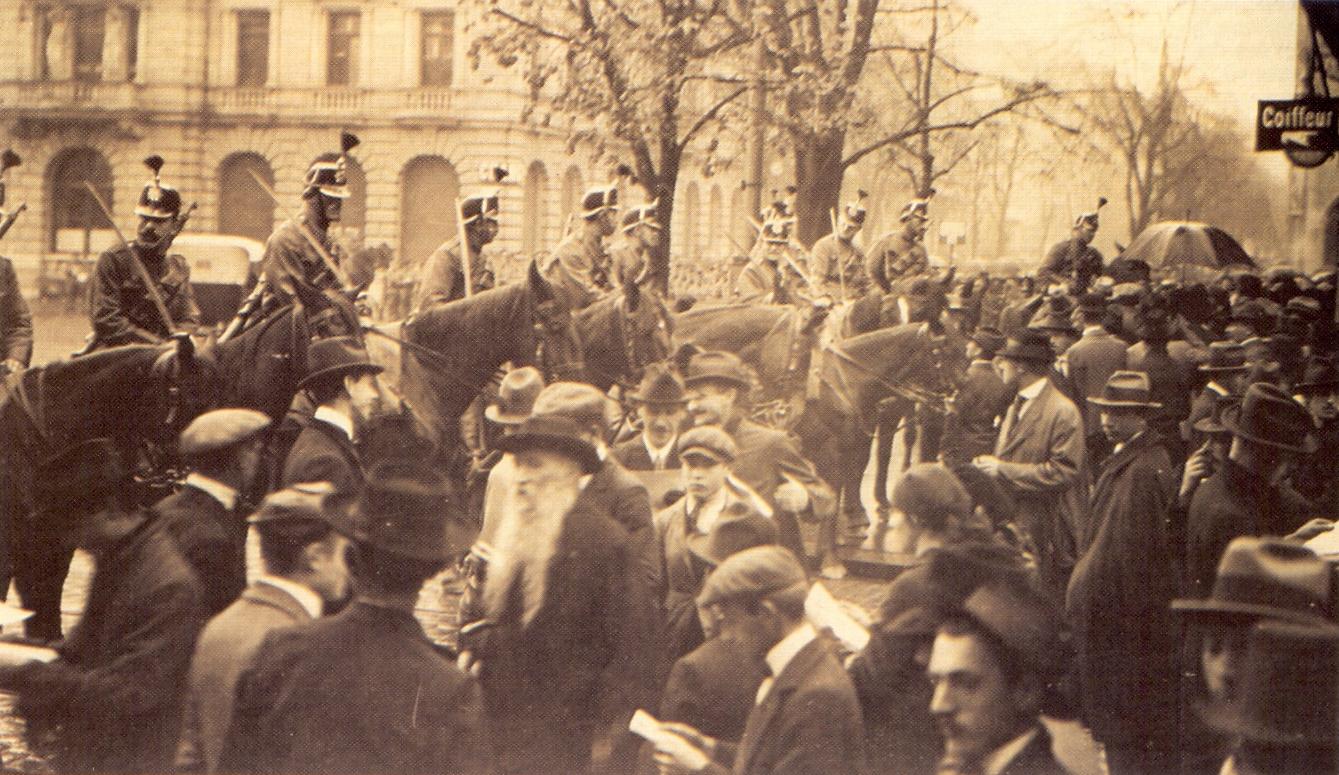 Das Militär geht auf dem Züricher Paradeplatz beim Generalstreik 1919 gegen Streikende vor.