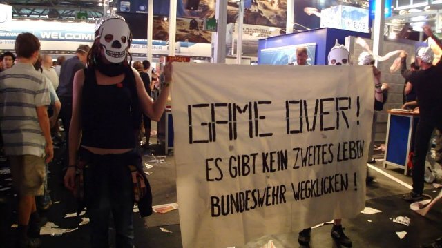 Jugendliche blockierten mit einer Protestaktion den Messestand der Bundeswehr auf der GameCom 2012 und wickelten diesen mit rosa Klopapier ein. Die größte Videospielmesse Europas wird jährlich von mehr als 250.000 zumeist jungen Menschen besucht.