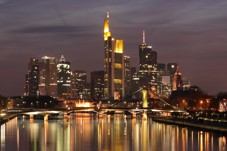 Die Banken-Skyline von Frankfurt. Zwischen Himmel und Hölle? (Urheber: Nicolas Scheuer CC BY-SA 2.5)