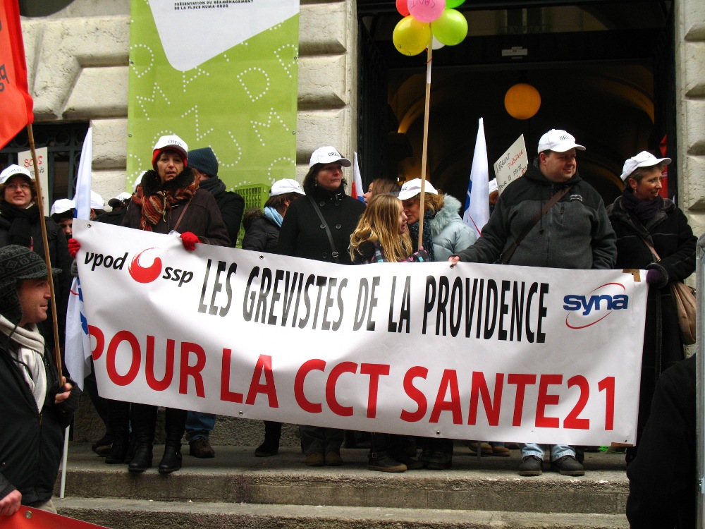 Demonstration während des Streiks bei La Providence. Auf dem Transparent steht: "Die Streikenden von La Providence. Für den Tarifvertrag Santé 21"