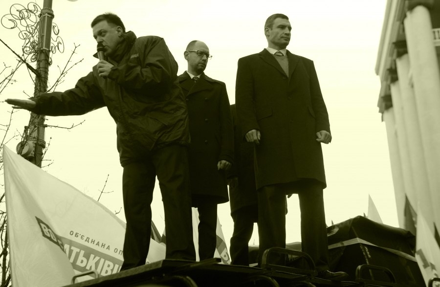 Drei Oppositionsführer. Von links nach rechts: Oleg Tyagnybok, Vorsitzender der rechten Partei "Svoboda", Mitte - Arseniy Yatseniuk, Vorsitzender der liberalen Partei "Bat'kivschyna", Rechts - Vitaliy Klitschko, Vorsitzender der "Udar" Partei.