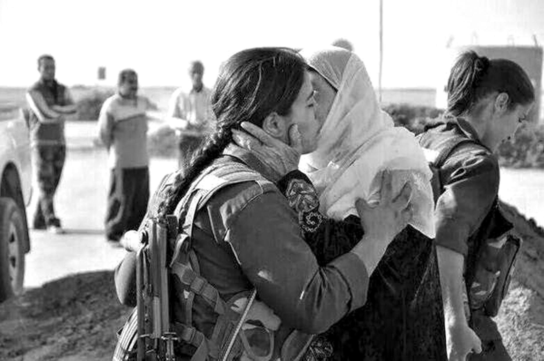 Eine Mutter verabschiedet ihre Tochter auf dem Weg zu den Verteidigungslinien Rojavas gegen den IS