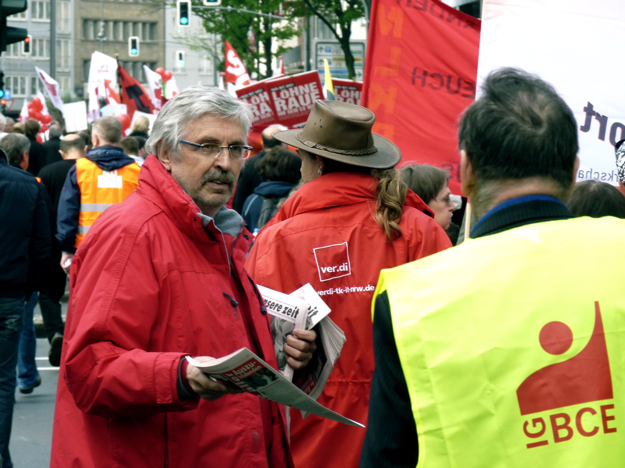 Axel im Gespräch mit einem Gewerkschafter der IG BCE
