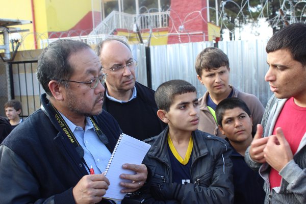 Der Delegierte des internationalen Gewerkschaftszusammenschlusses ITF Mac Urata zu Besuch in einem Flüchtlingscamp nahe der syrischen Grenze