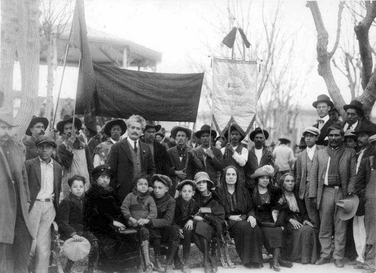 Grenzüberschreitend solidarisch: Enrique Flores Magón mit seiner Familie und mexikanischen IWW-Mitgliedern 1923 in Ciudad Júarez.