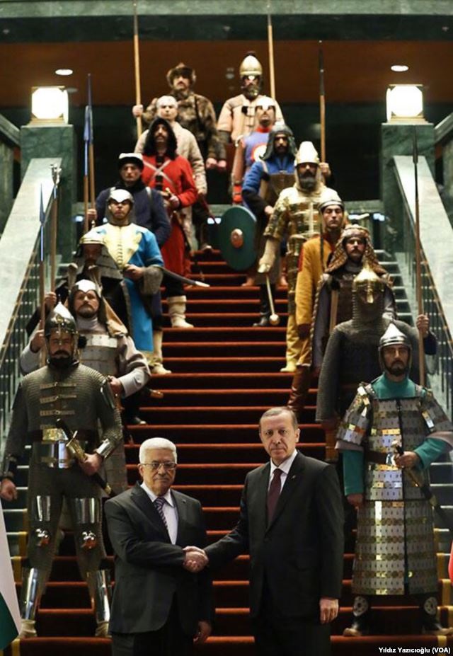 Geschichtsbewusstsein als klamaukige Fassade: Mit dick aufgetragener osmanischer Schminke möchte Erdogan die klaffenden Wunden der türkischen Gesellschaft überpinseln. Hier beim Empfang des Fatah-Führers Abbas