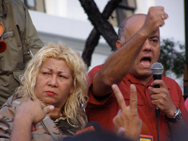 Geballte Regierungswut: Jorge Rodríguez, der Gemeindebürgermeister von Bolivariano Libertador (rechts mit Mikrofon)