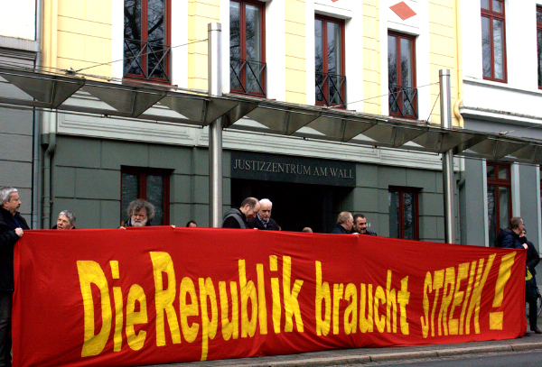 Foto: Manuel Cordsen "Die Republik braucht den Streik". Transparent der Klagenden vor dem Bremer Landesarbeitsgericht am Wall.