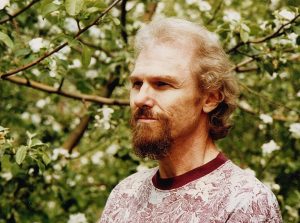 Transzendental meditierend auf dem Friedenspfad