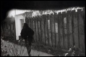 „Hier stehst du schweigend, doch wenn du Dich wendest, schweige nicht!“