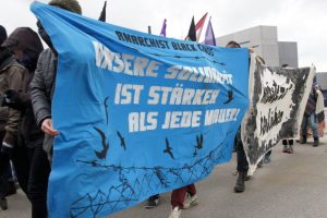 „Knastgitter und Grenzzäune zu Altmetall!“