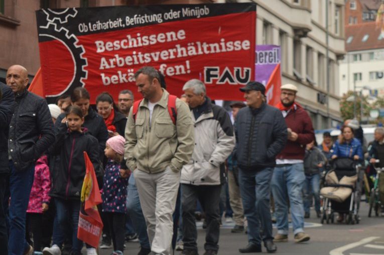 Banner mit Aufschrift "Ob Leiharbeit, Befristung oder im Minijob – Beschissene Arbeitsverhältnisse bekämpfen"