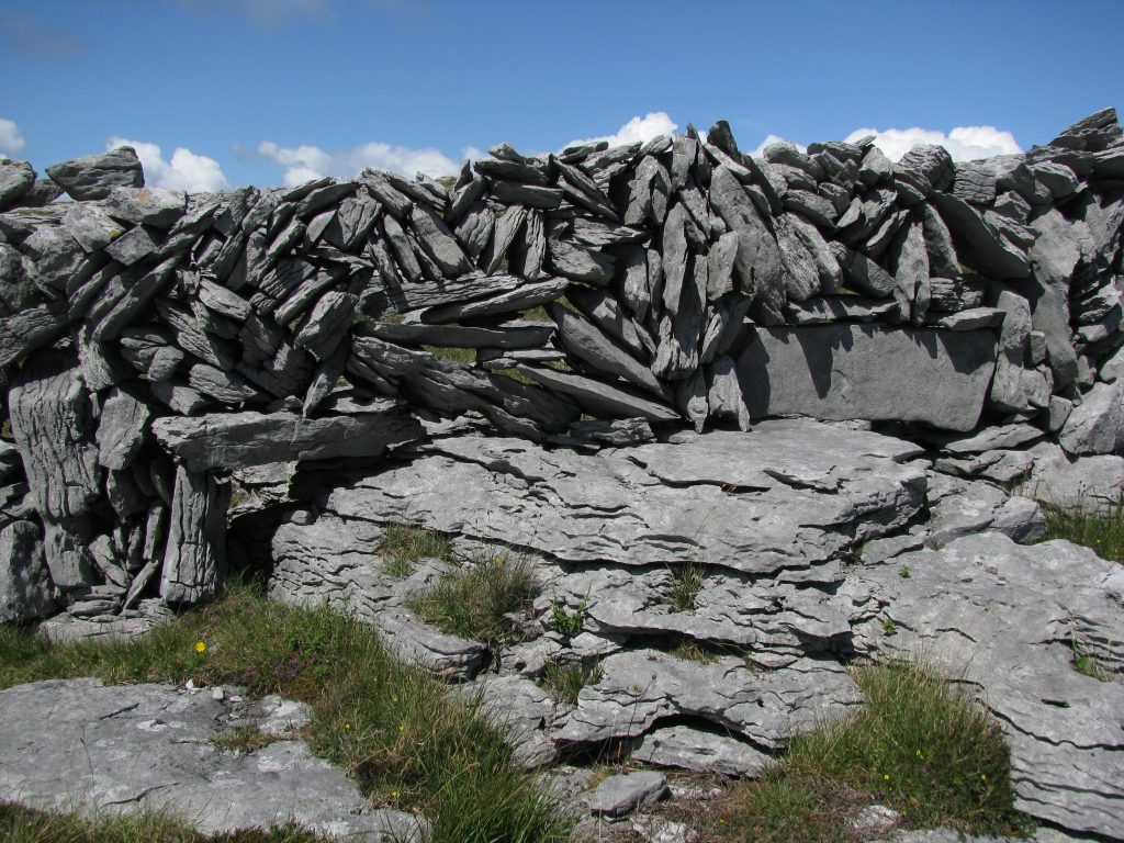 Steinmauer aus der Zeit der großen Hungersnot im Burren, Westirland