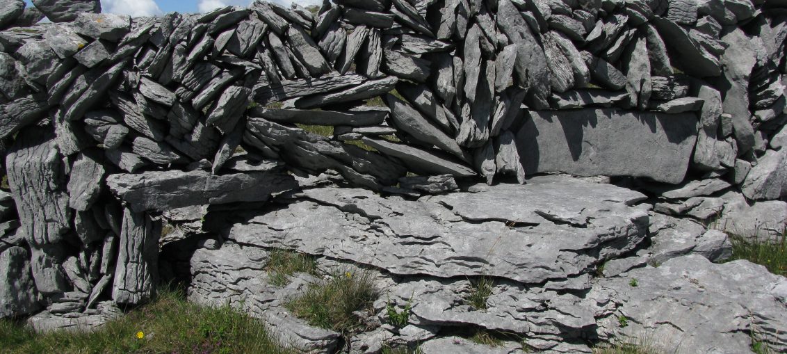 Steinmauer aus der Zeit der großen Hungersnot im Burren, Westirland