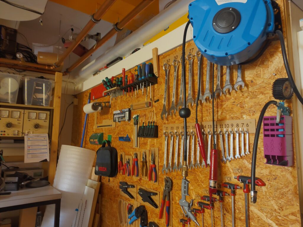 Im Hackspace wird nicht nur mit digitalen Werkzeugen gearbeitet.